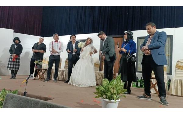 نمایش کمدی «مامانا دئمه» در آستارا به روی صحنه رفت